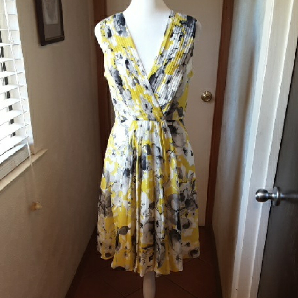 Donna Morgan Yellow and White Sleeveless V-Neck Midi Dress 100%Polyester No Span
